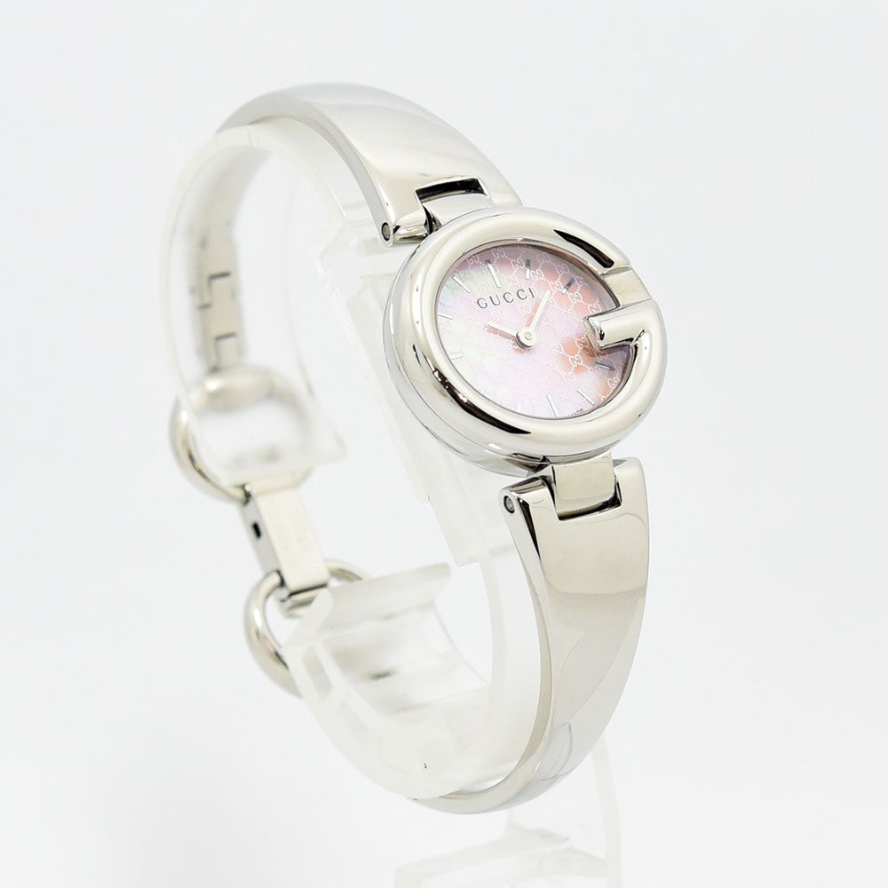 VINTAGE WATCHES FASHIONのGUCCIレディースウォッチ。ピンクのマザーオブパール文字盤にGGロゴ、Gモチーフベゼルが特徴のステンレス製腕時計。