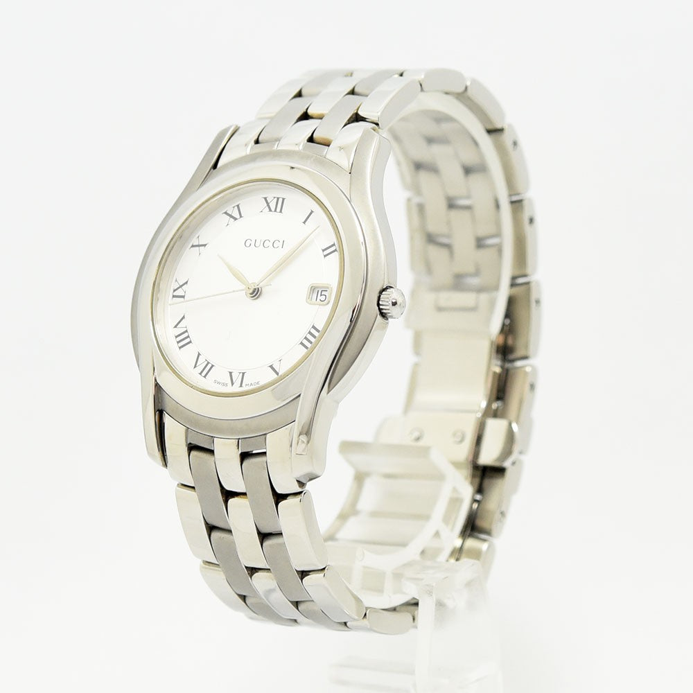 VINTAGE WATCHES FASHIONのGUCCI 5500Mメンズ腕時計。シルバーのステンレススチール製でローマ数字の文字盤と日付表示付き。