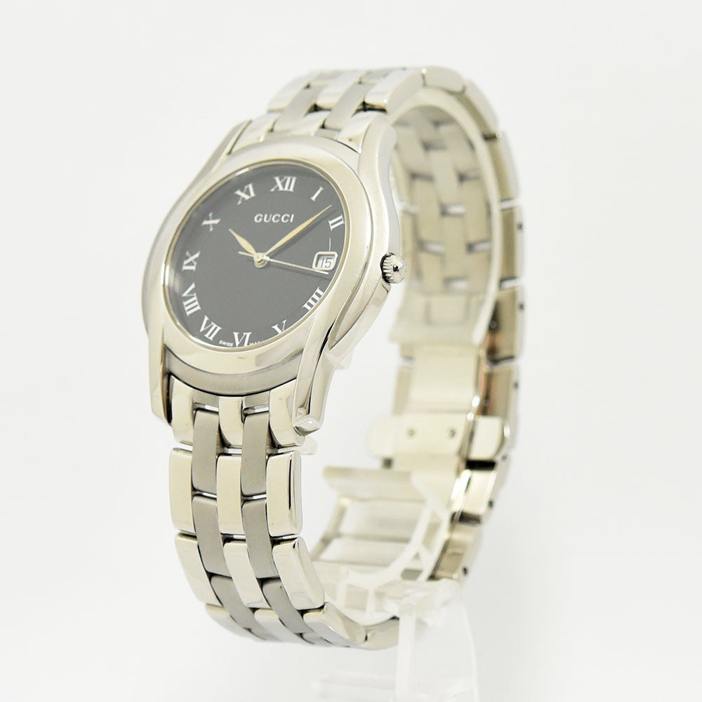 VINTAGE WATCHES FASHIONのGUCCI 5500Mシリーズ、ブラック文字盤とローマ数字が特徴のシルバーステンレススチール製アナログ腕時計