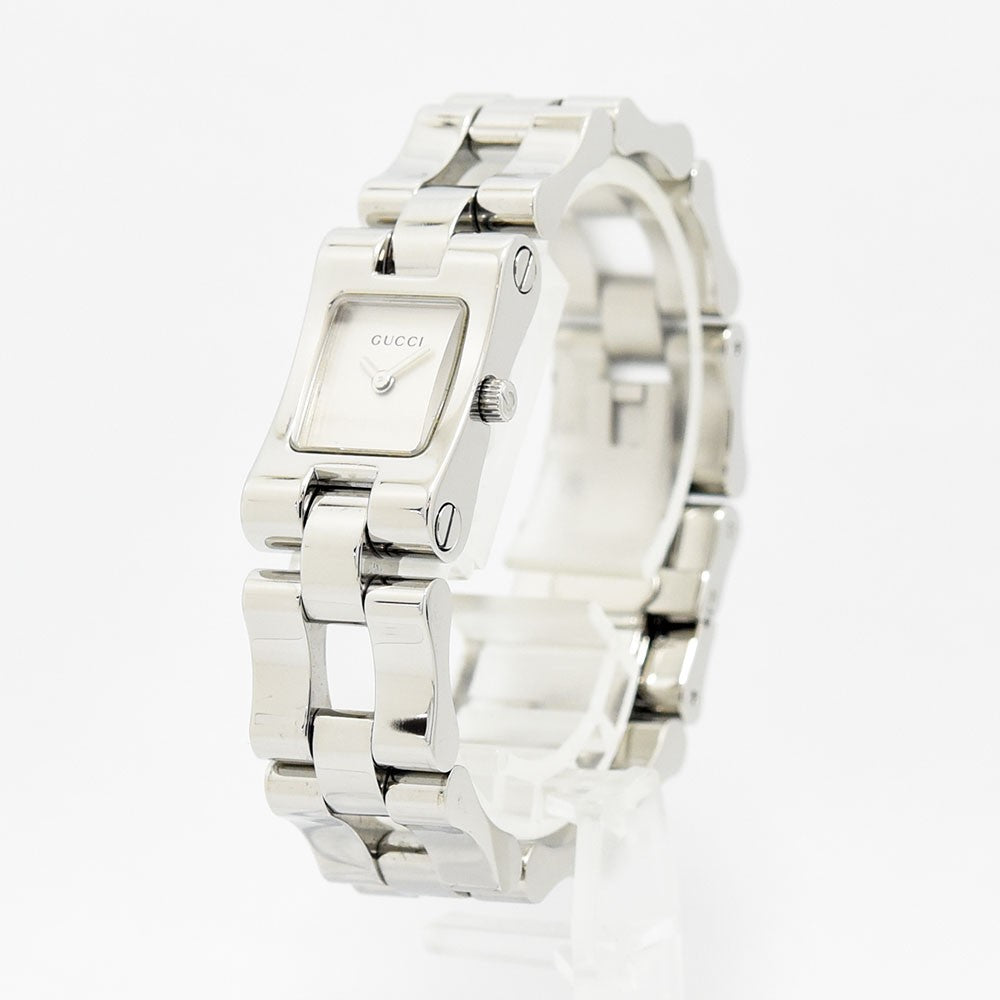 VINTAGE WATCHES FASHIONのGUCCI製ステンレススチールレディース腕時計。シルバーのスクエアケースと洗練されたブレスレットデザイン。