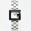 VINTAGE WATCHES FASHIONのGucciステンレススチール製レディース腕時計。Gベゼルのスクエア型ケースが特徴的なシルバーの高級ウォッチ