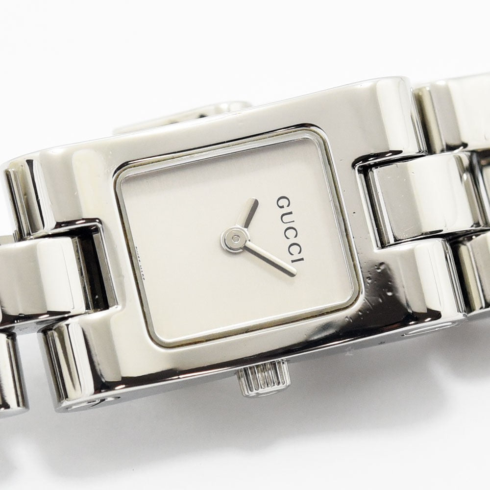 VINTAGE WATCHES FASHIONのGUCCI 2305Lレディース腕時計。シルバーのステンレススチール製スクエアケースとミニマルな文字盤が特徴。
