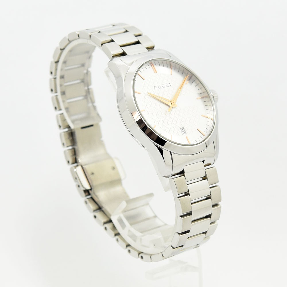 VINTAGE WATCHES FASHIONのGUCCI製シルバーステンレススチール腕時計。ゴールドの針と日付表示付きの洗練されたアナログ時計。