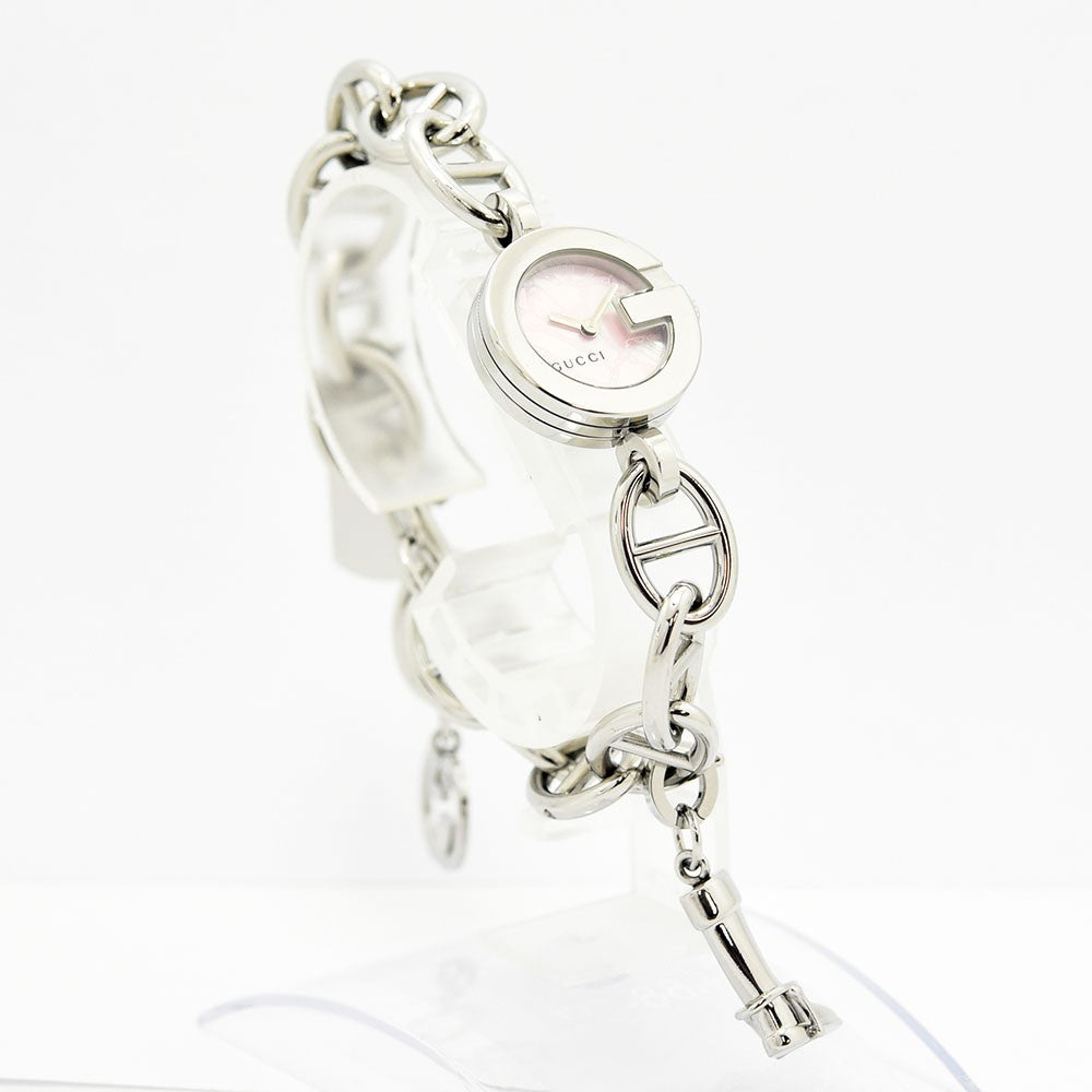 VINTAGE WATCHES FASHIONのGUCCIレディース腕時計。シルバーのステンレス製Gロゴケースとピンク文字盤、チャーム付きブレスレットデザイン。