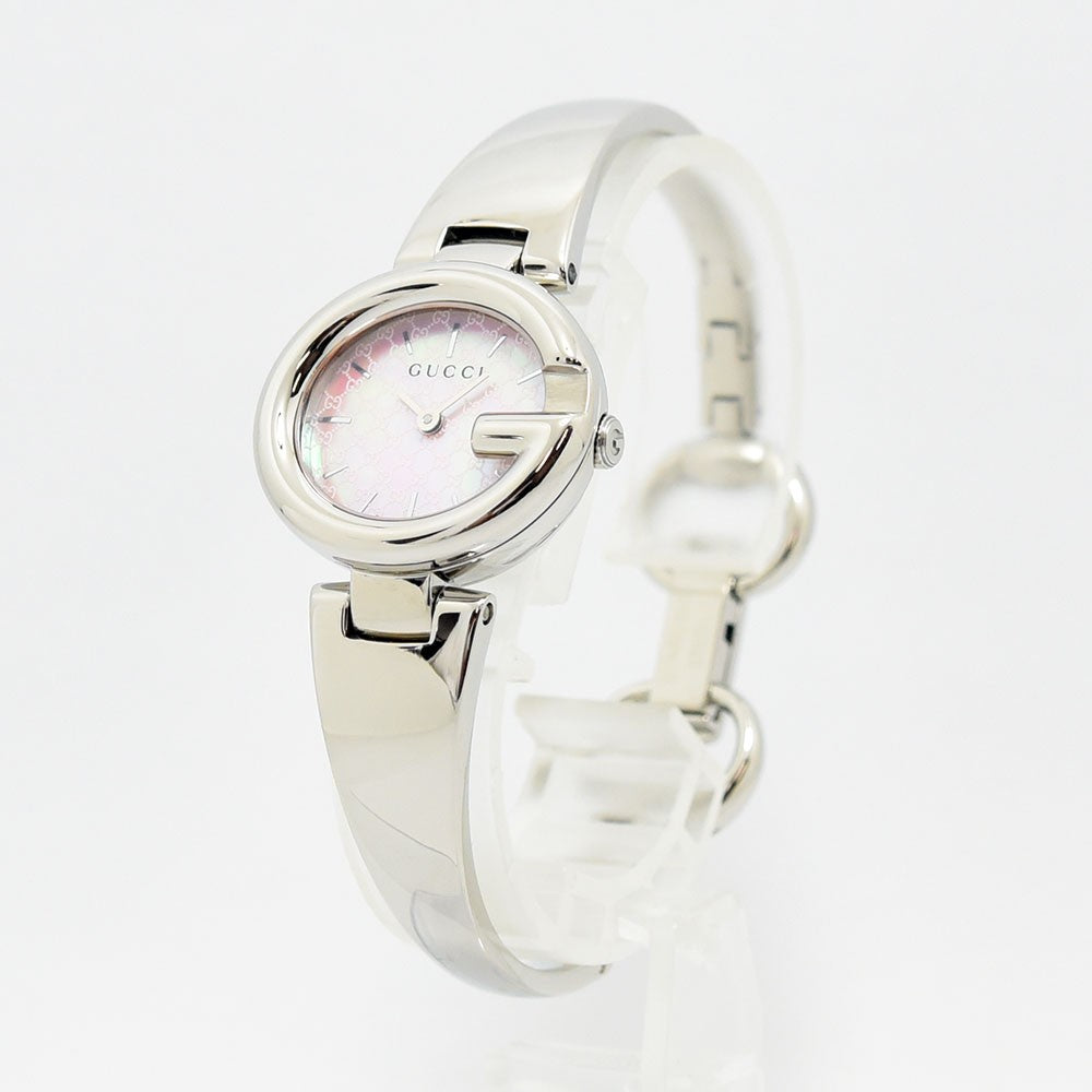 VINTAGE WATCHES FASHIONのGUCCIレディースウォッチ。ピンクのマザーオブパール文字盤にGGロゴ、ステンレススチール製ベゼルにGモチーフをあしらったエレガントな腕時計。