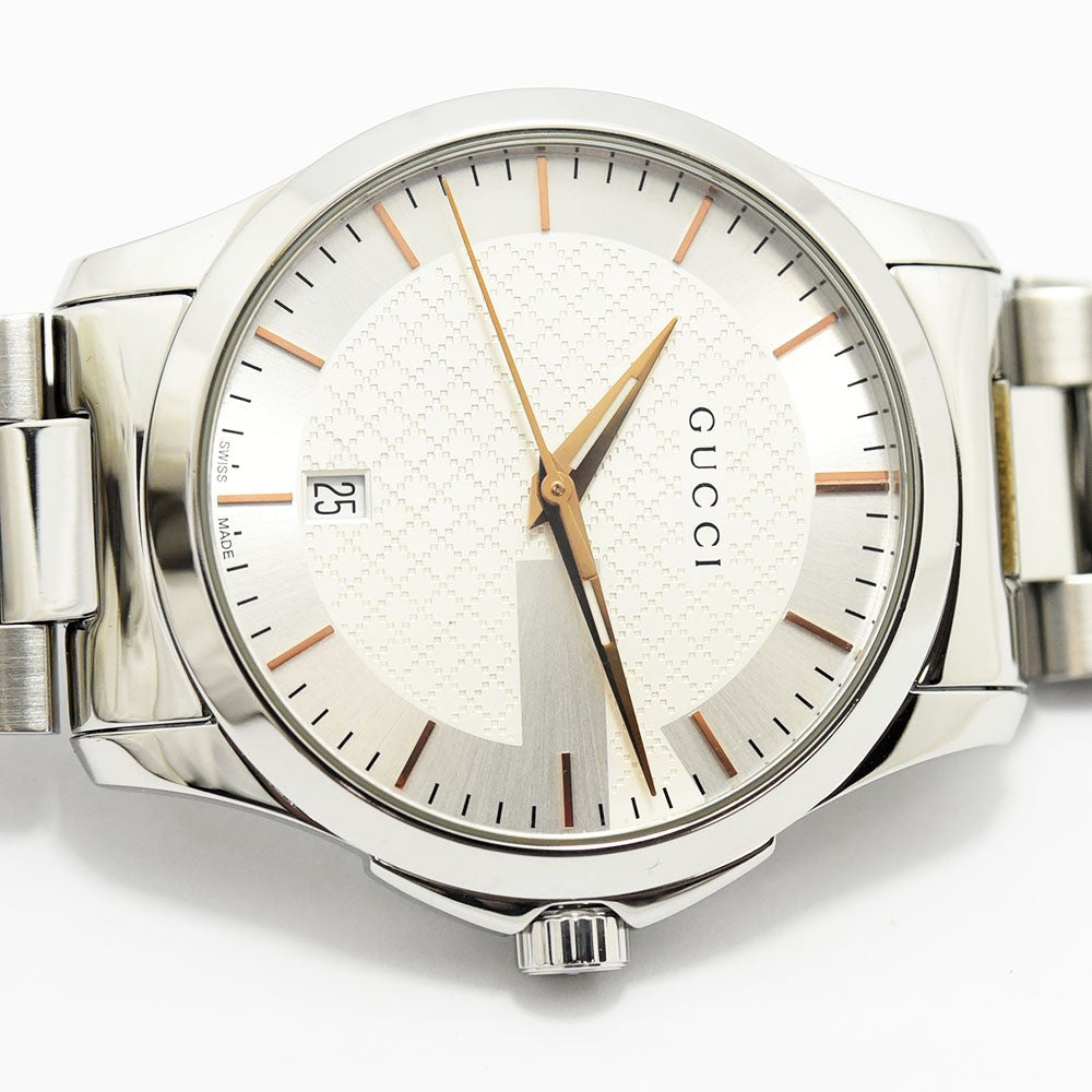 VINTAGE WATCHES FASHIONのGUCCIステンレススチール製アナログ腕時計。シルバーの文字盤にゴールドの針と日付表示を備えた洗練されたデザイン。
