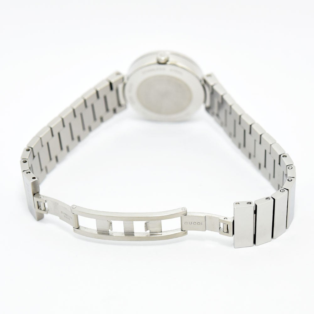 VINTAGE WATCHES FASHIONのGUCCIインターロッキングG腕時計。ステンレススチール製のブレスレットとバックル部分の背面ビュー。