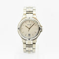 VINTAGE WATCHES FASHIONのシルバーカラーのステンレススチール製Gucciアナログ腕時計。日付表示とロゴ入りベゼルが特徴。