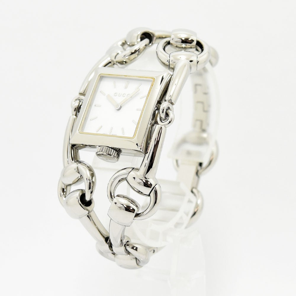 VINTAGE WATCHES FASHIONのグッチ製ホースビットモチーフのシルバー腕時計。ホワイト文字盤とスクエアケースが特徴のステンレススチール製レディースウォッチ