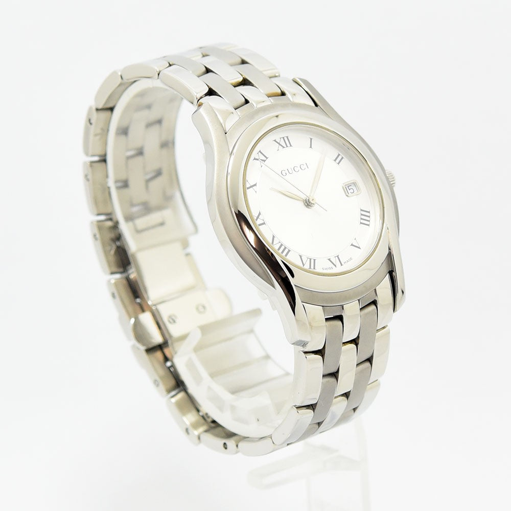VINTAGE WATCHES FASHIONのGUCCI 5500Mメンズ腕時計。シルバーのステンレス製でローマ数字インデックスと日付表示付き。