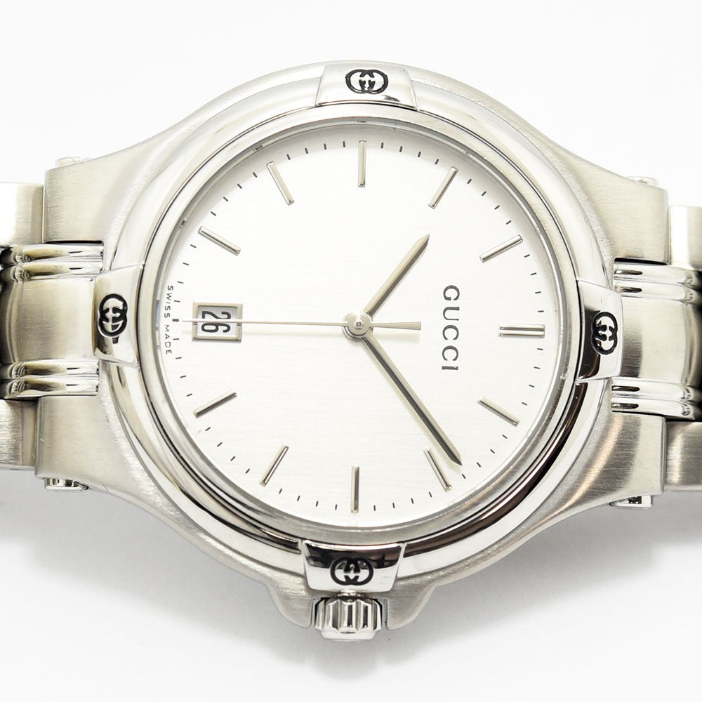 VINTAGE WATCHES FASHIONのシルバーカラーのステンレススチール製Gucciアナログ腕時計。ロゴ入りベゼルと日付表示付きの文字盤が特徴