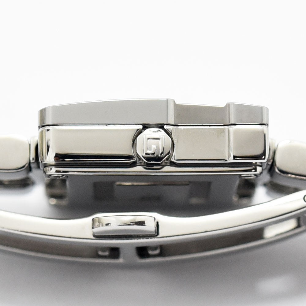 VINTAGE WATCHES FASHIONのGucciステンレススチール製レディース腕時計、リュウズにGロゴが刻印されたクローズアップ