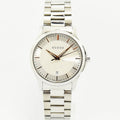 VINTAGE WATCHES FASHIONのGUCCIステンレススチール製アナログ腕時計。シルバーの文字盤にゴールドの針と日付表示を備えた洗練されたデザイン。
