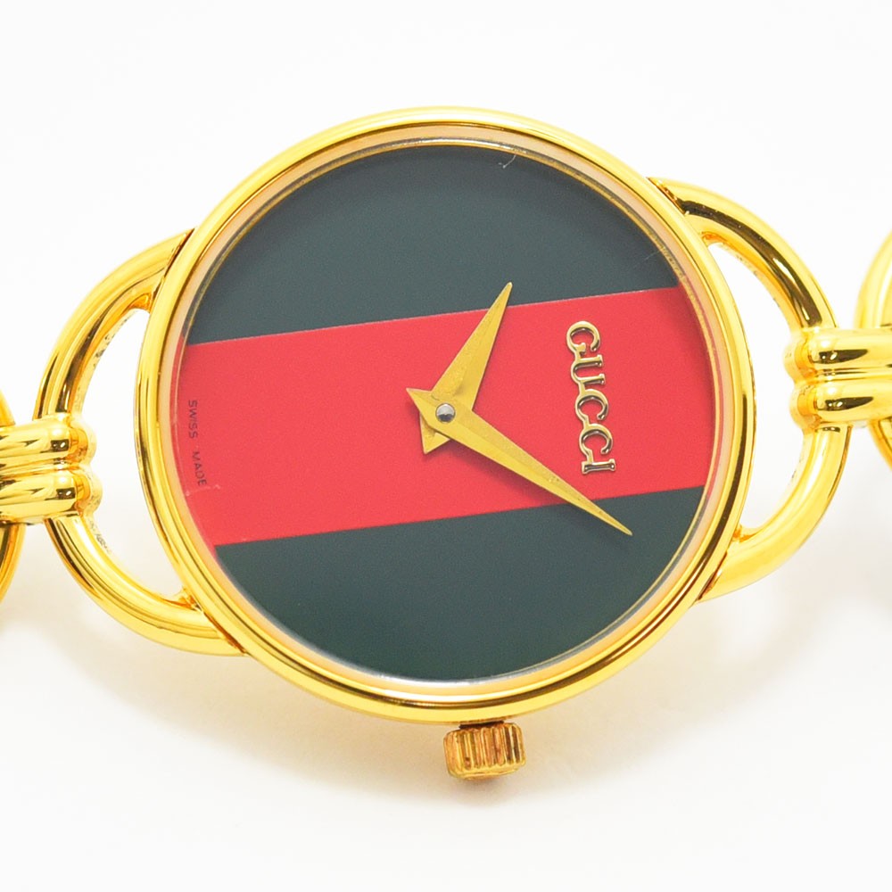 VINTAGE WATCHES FASHIONのグッチのヴィンテージレディース腕時計。グリーンとレッドのストライプ文字盤にゴールドトーンのラウンドケースが特徴。