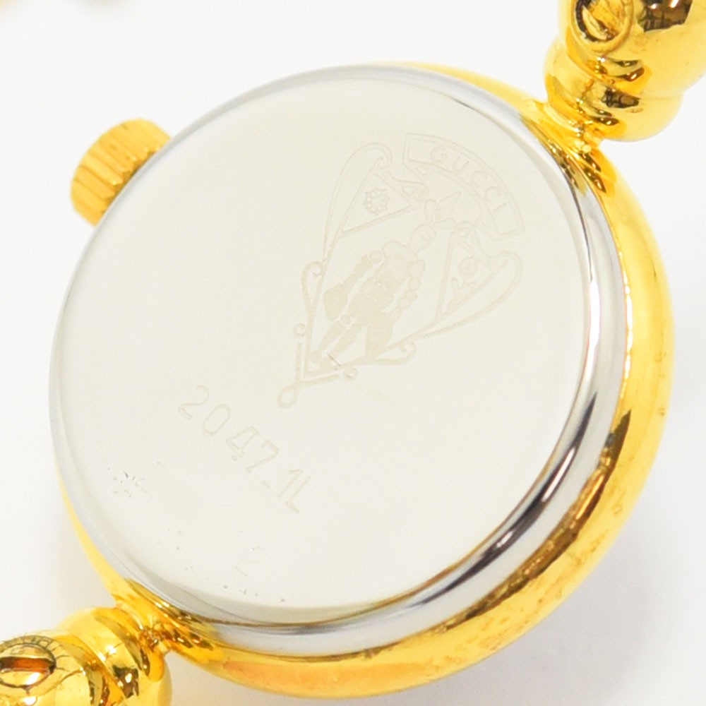 VINTAGE WATCHES FASHIONのグッチヴィンテージレディースウォッチ、ゴールドトーンケースの裏蓋に刻印されたブランドロゴとモデル番号