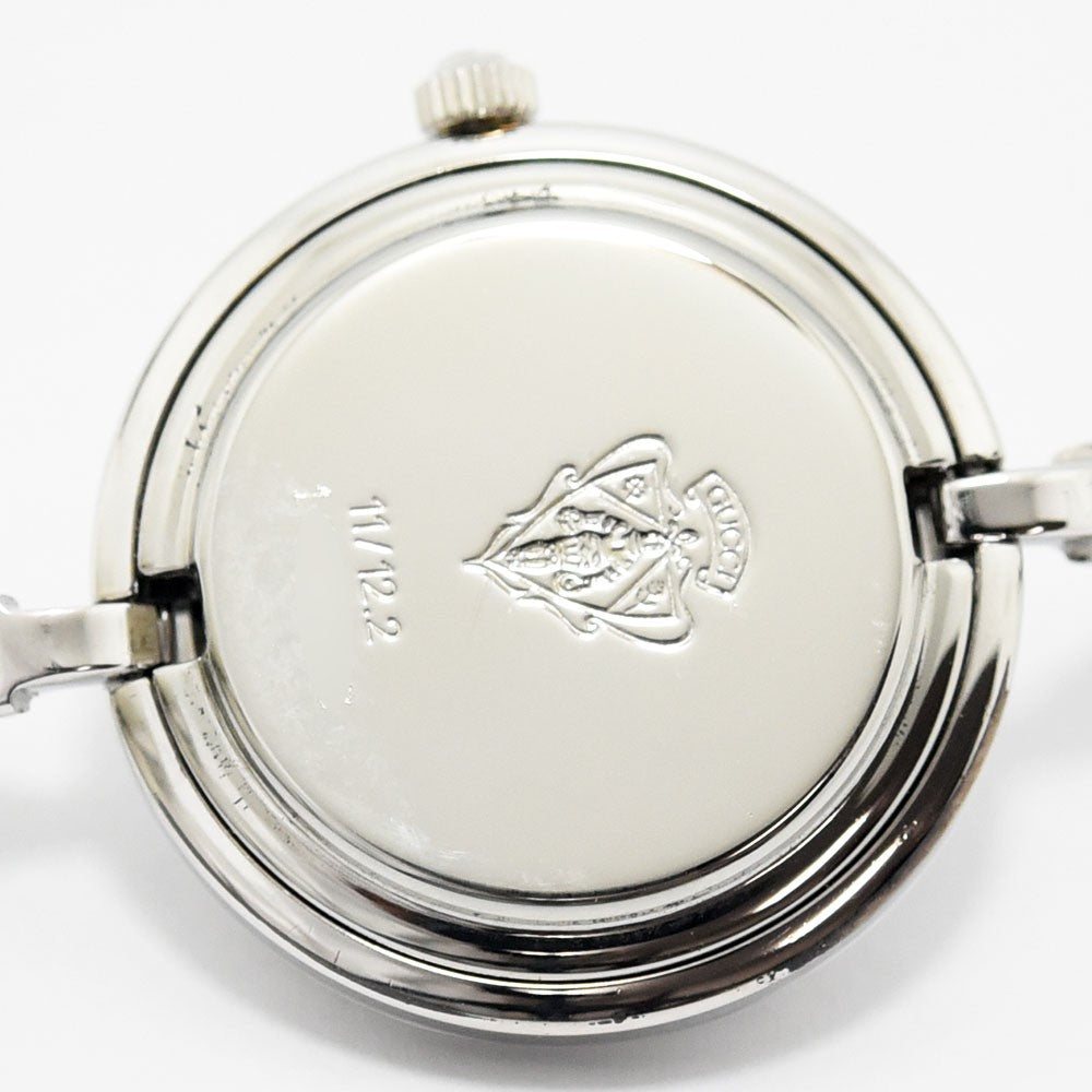 VINTAGE WATCHES FASHIONのGUCCIチェンジベゼル腕時計の裏蓋。シルバーカラーのステンレス製でブランドロゴと型番が刻印されています。