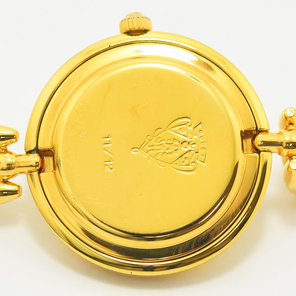 VINTAGE WATCHES FASHIONのGUCCIヴィンテージチェンジベゼルウォッチの裏蓋。ゴールドトーンのケースにブランドロゴとシリアルナンバーが刻印されています。