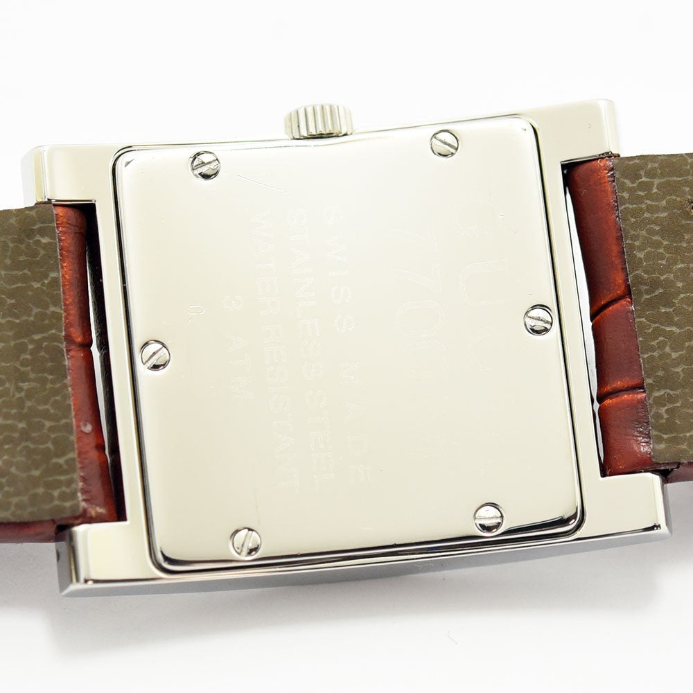 VINTAGE WATCHES FASHIONのGUCCIスクエア腕時計の裏蓋。ステンレススチール製ケースとブラウンの型押しレザーベルトが特徴。