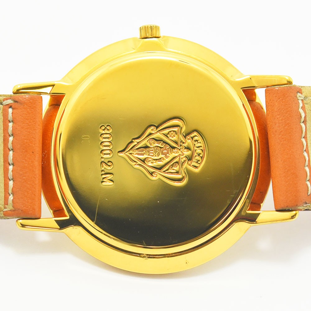 VINTAGE WATCHES FASHIONのグッチ3000.2Mヴィンテージ腕時計、ゴールドトーンのケース裏蓋に刻印されたロゴとモデル番号