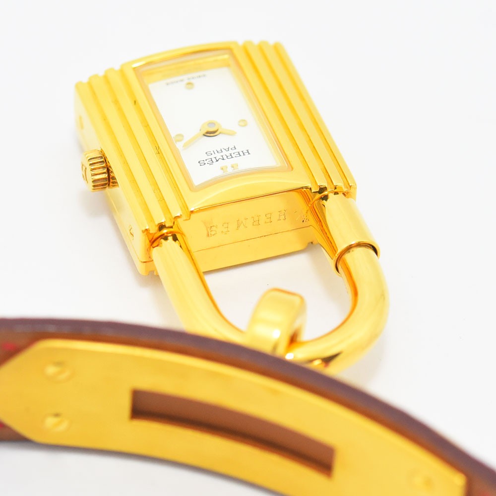 VINTAGE WATCHES FASHIONのHERMESケリーウォッチ。ゴールドの南京錠型ケースとレッドレザーベルトが特徴的なジュエリー腕時計