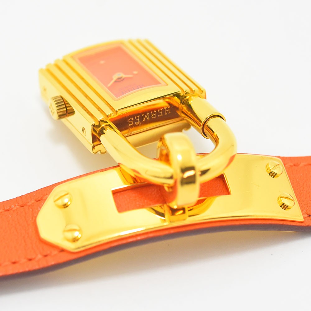 VINTAGE WATCHES FASHIONのエルメス ケリーウォッチ。ゴールドの南京錠型ケースと鮮やかなオレンジのレザーベルトが特徴的なレディース腕時計