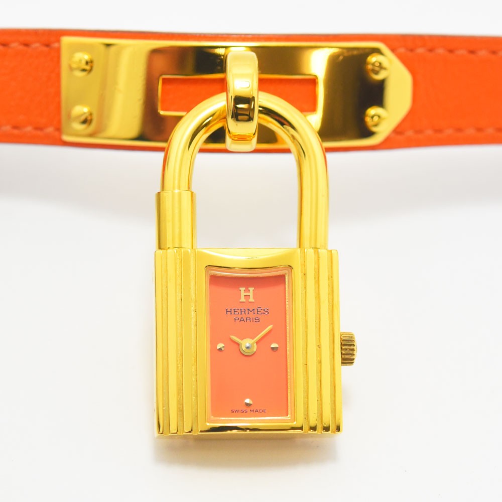 VINTAGE WATCHES FASHIONのエルメス ケリーウォッチ。オレンジのレザーベルトとゴールドのカデナ型ケースが特徴のレディース腕時計。