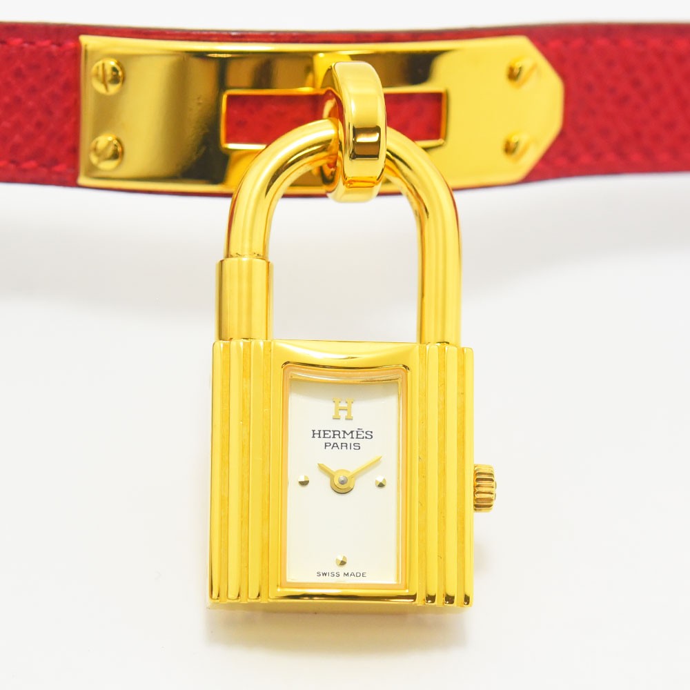 VINTAGE WATCHES FASHIONのエルメス ケリーウォッチ。ゴールドの南京錠モチーフケースと鮮やかなレッドレザーベルトが特徴の高級腕時計