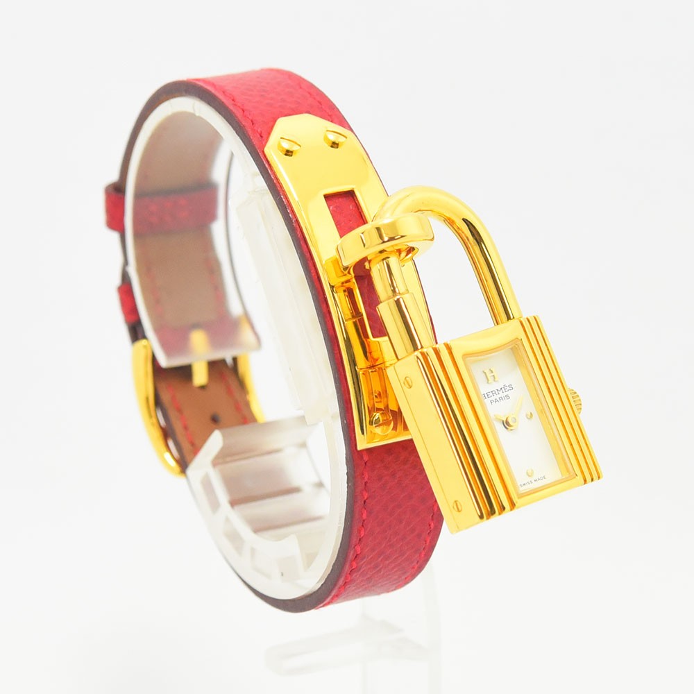 VINTAGE WATCHES FASHIONのHERMÈSケリーウォッチ。ゴールドのカデナモチーフケースと鮮やかなレッドのレザーベルトが特徴的なレディース腕時計