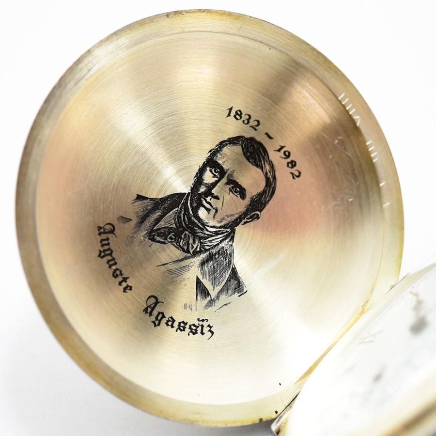 VINTAGE WATCHES FASHION製、アウグスト・アガシ博士の肖像と年号1832-1982が刻印されたシルバーカラーのロンジン懐中時計の裏蓋