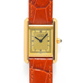 VINTAGE WATCHES FASHIONのMust de Cartier Tankウォッチ、ゴールドトーンケース、クリーム文字盤、ローマ数字、オレンジのアリゲーター型押しレザーストラップ