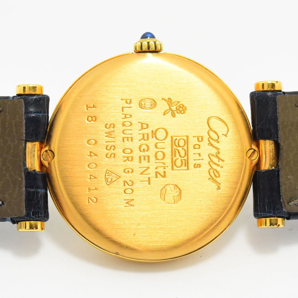 VINTAGE WATCHES FASHION Must de Cartier レディースクォーツウォッチ。イエローゴールドカラーのケース、クリーム色の文字盤、ローマ数字インデックス、ブルースチール針。ダークブルーのクロコダイル調レザーベルト。