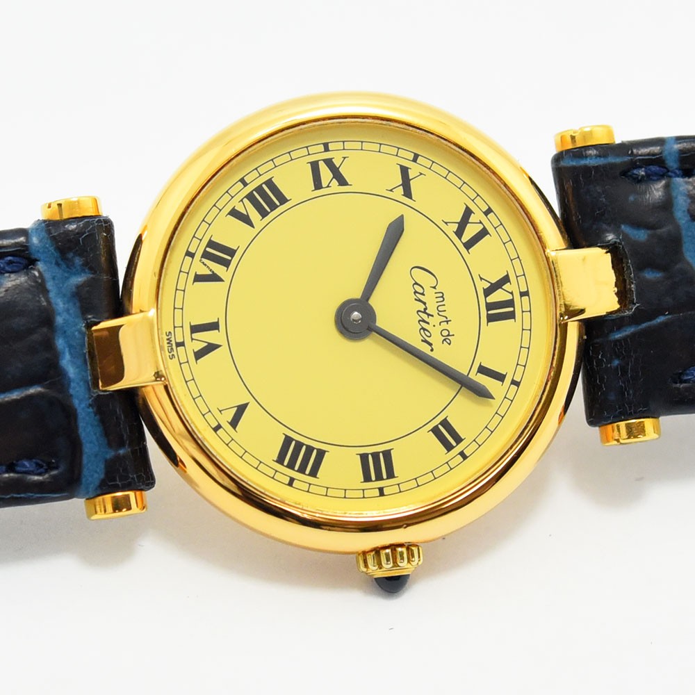 VINTAGE WATCHES FASHION Must de Cartier レディースウォッチ。イエローゴールドカラーケース、クリーム色の文字盤、ローマ数字インデックス、ブルースチール針、ダークブルーのクロコダイル調レザーベルト。