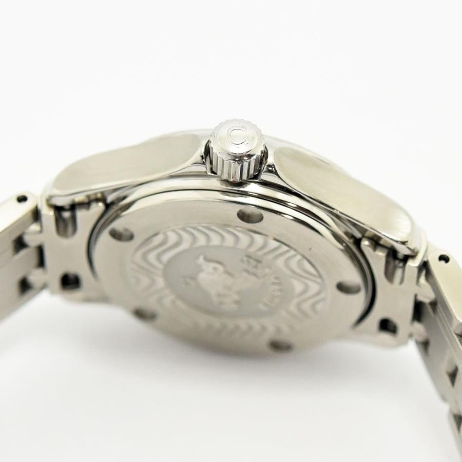 VINTAGE WATCHES FASHIONのOMEGAシーマスター腕時計。裏蓋にシーホースが刻印されたステンレススチール製ケースとリューズのクローズアップ。