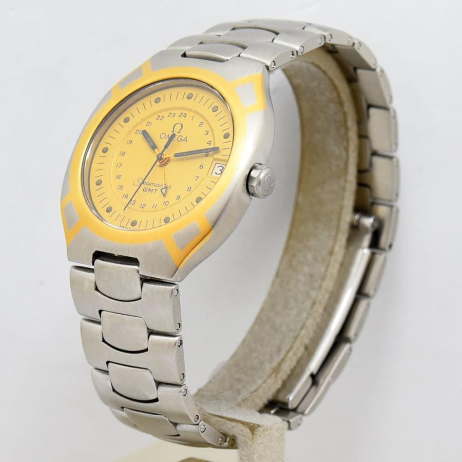 VINTAGE WATCHES FASHION オメガ シーマスター GMT 自動巻き腕時計。鮮やかなイエローの文字盤、ゴールドのアクセント、ステンレススチールブレスレット。