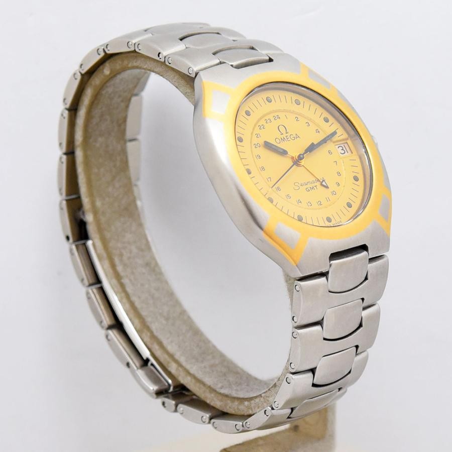 VINTAGE WATCHES FASHION オメガ シーマスター GMT 自動巻き腕時計。鮮やかなイエローの文字盤にゴールドのアクセント。ステンレススチール製ブレスレット。GMT機能、日付表示付き。