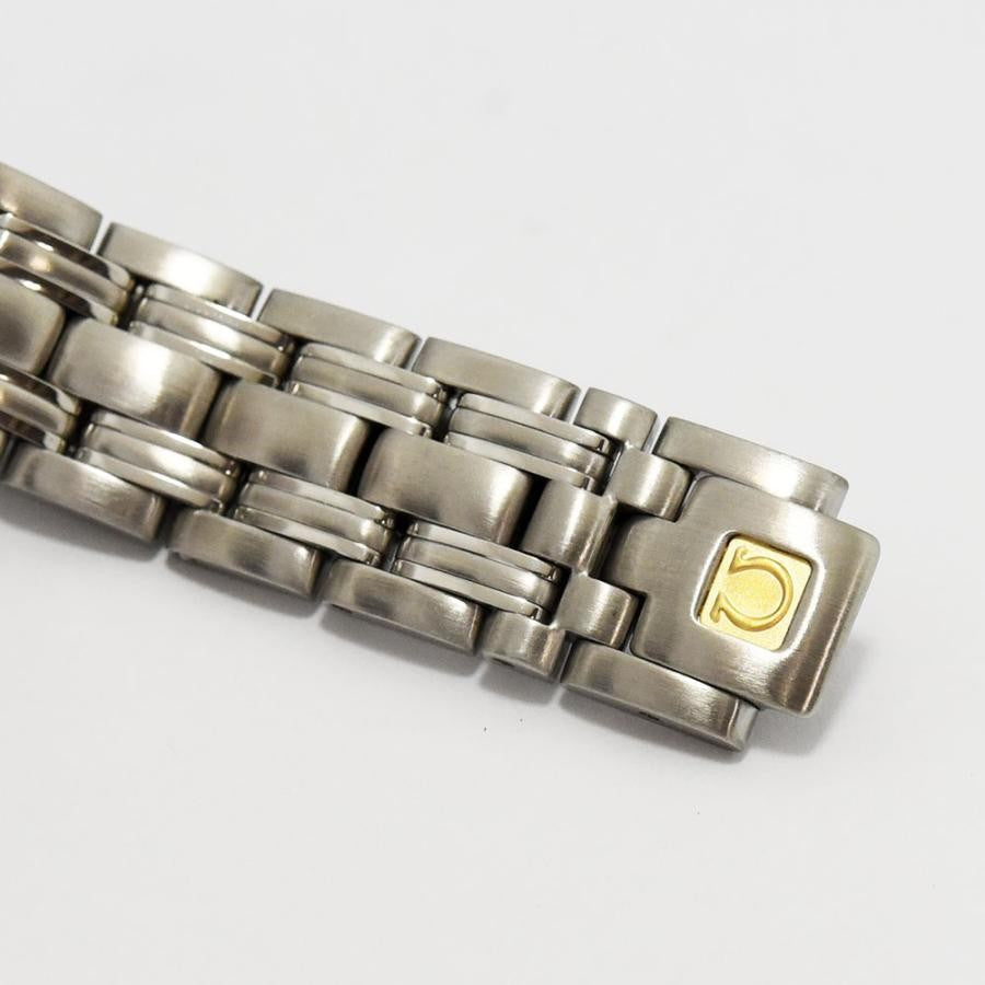 VINTAGE WATCHES FASHION オメガ シーマスター ジャック・マイヨール 2000 ステンレススチール製腕時計のクラスプ部分。ゴールドのΩロゴが特徴。