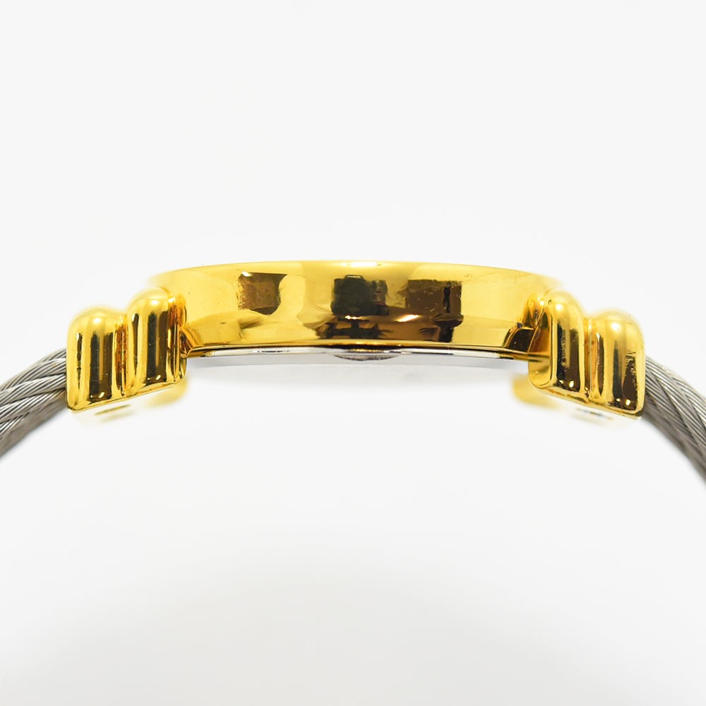 VINTAGE WATCHES FASHIONのPHILIPPE CHARRIOLレディース腕時計。ゴールドケースと特徴的なワイヤーケーブルブレスレットの側面。