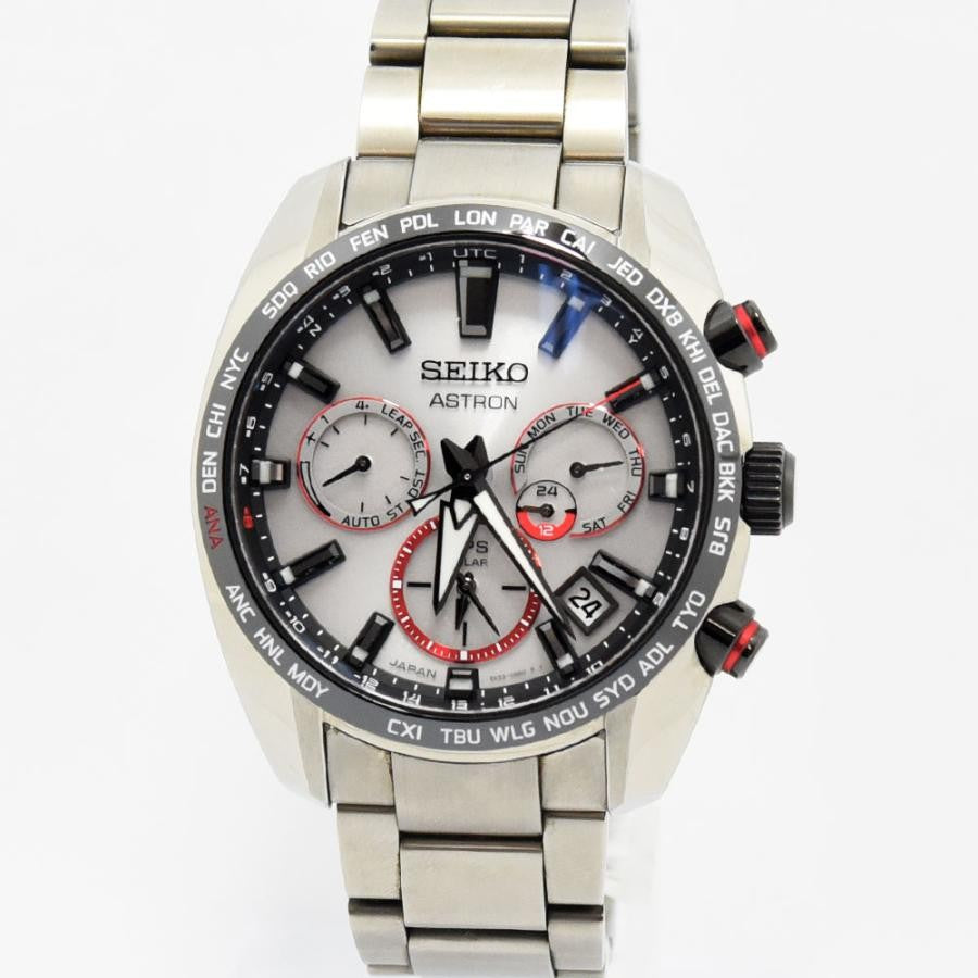 VINTAGE WATCHES FASHION セイコー アストロン ソーラー クロノグラフウォッチ。シルバーのステンレススチール製。ホワイトの文字盤にレッドのアクセント。