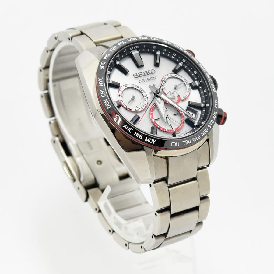 VINTAGE WATCHES FASHION セイコーアストロン ソーラークロノグラフウォッチ。ステンレススチール製、ホワイト文字盤、レッドのアクセント。