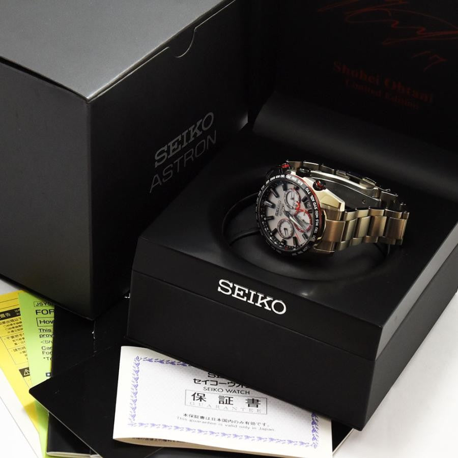 VINTAGE WATCHES FASHIONのSEIKO ASTRONソーラークロノグラフウォッチ。ホワイト文字盤にレッドのアクセント、ステンレススチール製ブレスレット。
