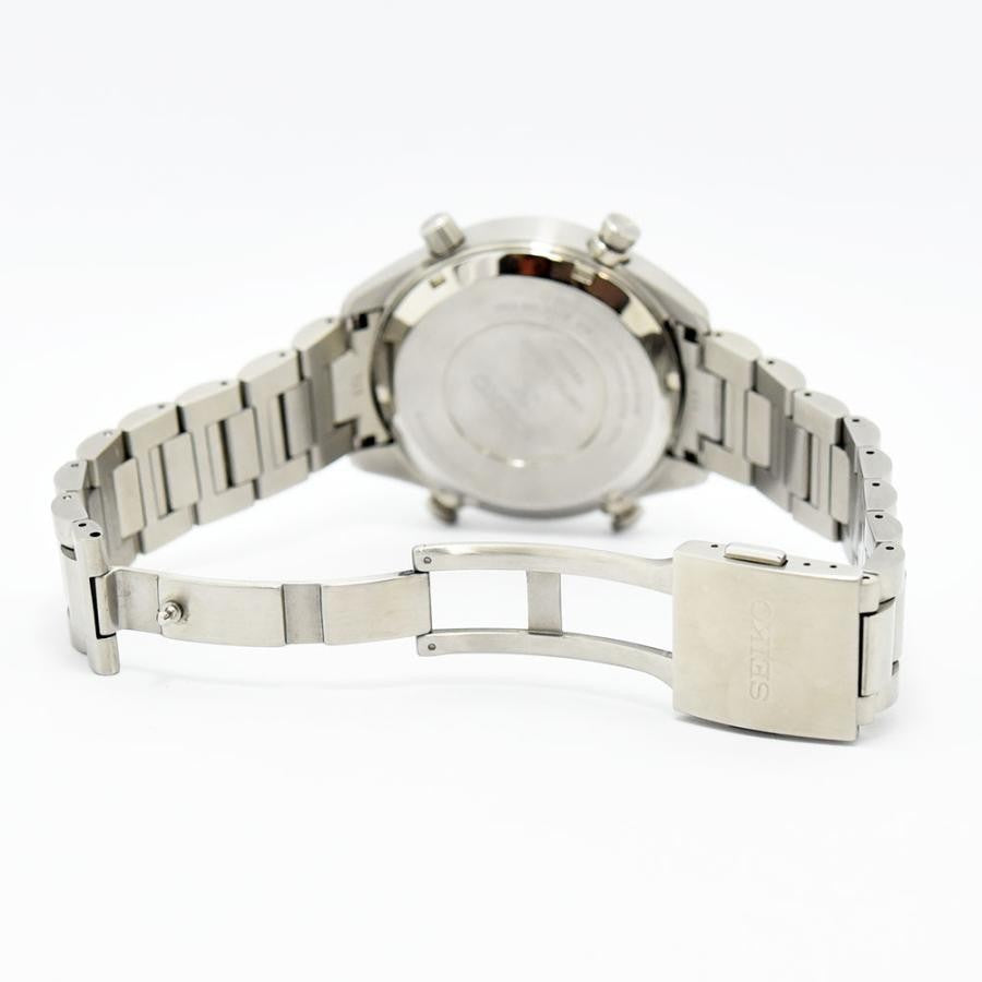 VINTAGE WATCHES FASHIONのセイコー製クロノグラフ腕時計。ステンレススチール製。ホワイト文字盤、ブラックインダイヤル、レッド針。
