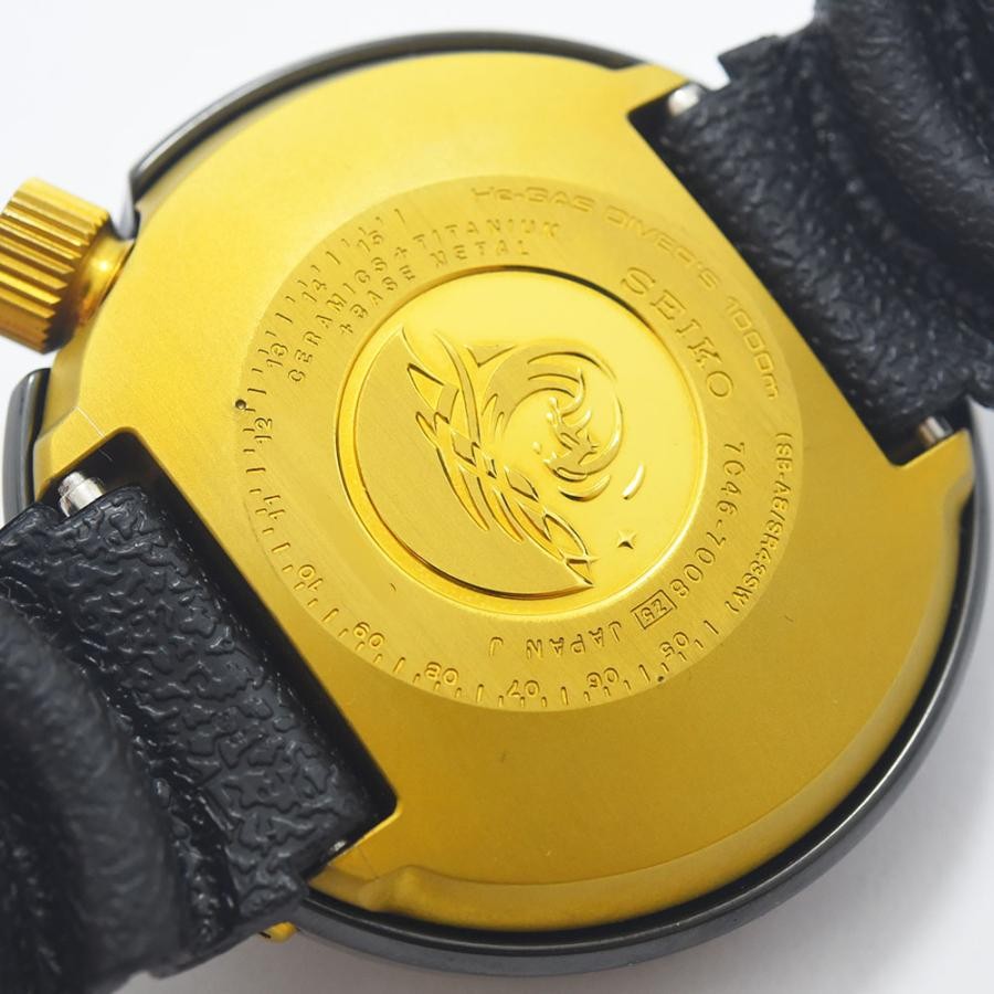 VINTAGE WATCHES FASHIONのSEIKOプロフェッショナルダイバーズウォッチ。ゴールドのケースバックに波のエンブレムと「SEIKO 1000m」の刻印。ブラックのラバーベルト。