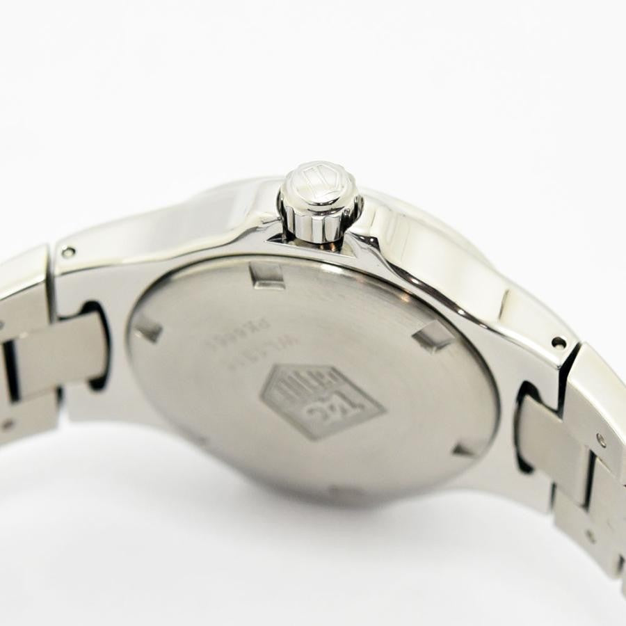 VINTAGE WATCHES FASHIONのTAG Heuerプロフェッショナルウォッチ、ステンレススチール製ケースの裏蓋とリューズのクローズアップ